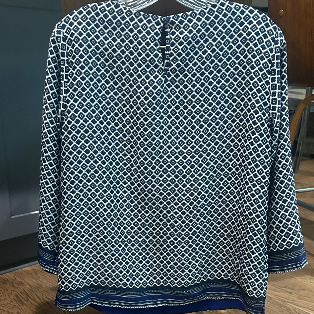 Dalia Navy & White Diamond Blouse button at back. Soft silky material. Worn once